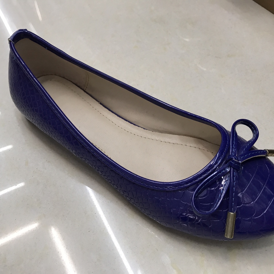 Crocodile-patterned patent leather women's shoes