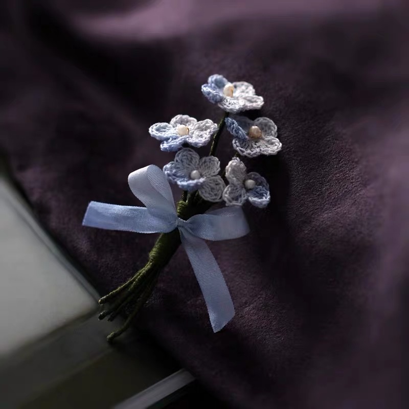 A trendy and fashionable, versatile and niche design of a woolen flower brooch. Item Picture