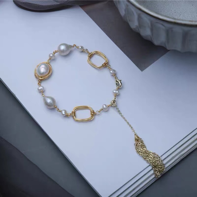 A sweet and versatile Baroque bracelet with a retro Sicilian court style