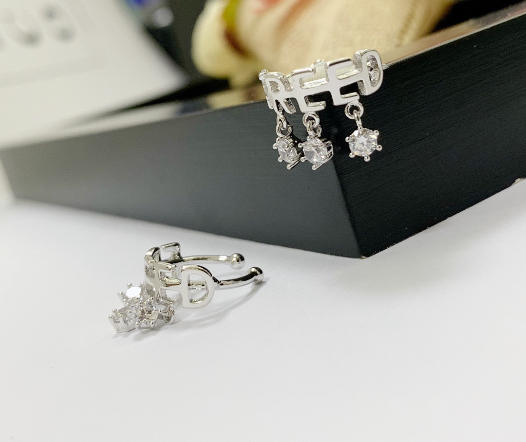 Fashionable ear buckles details Picture