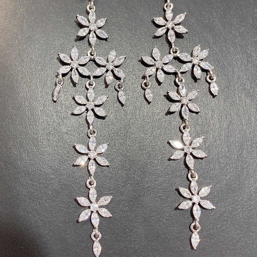Luxurious and elegant combination earrings