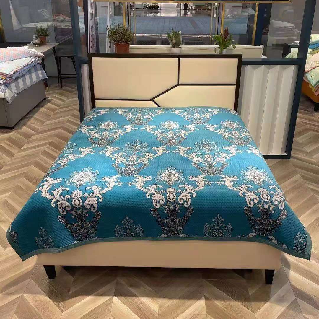 牛奶绒华夫格床盖2x2.3米，一条4斤左右，18个花色可挑，花色非常漂亮，有需要联系详情7