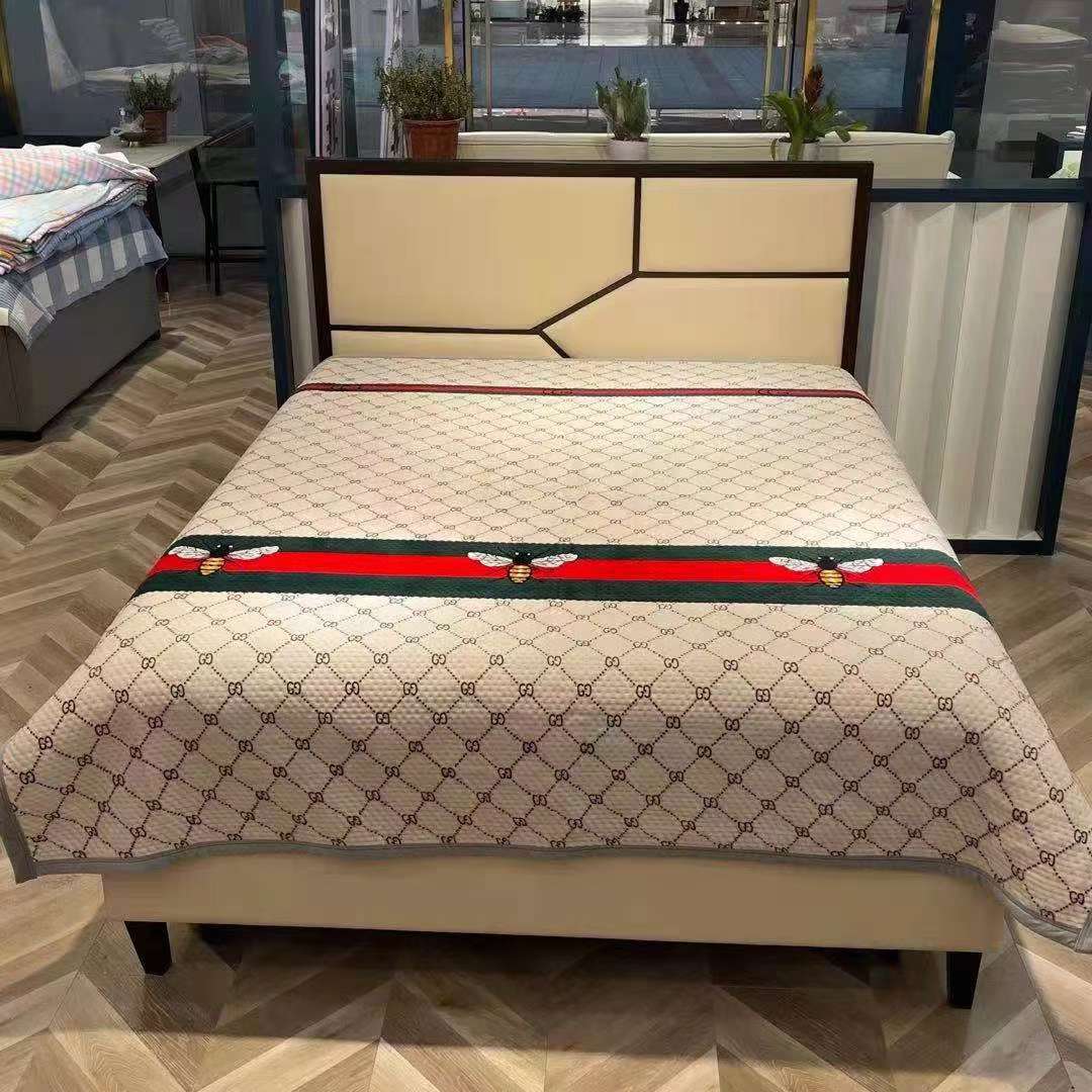 牛奶绒华夫格床盖2x2.3米，一条4斤左右，18个花色可挑，花色非常漂亮，有需要联系详情9