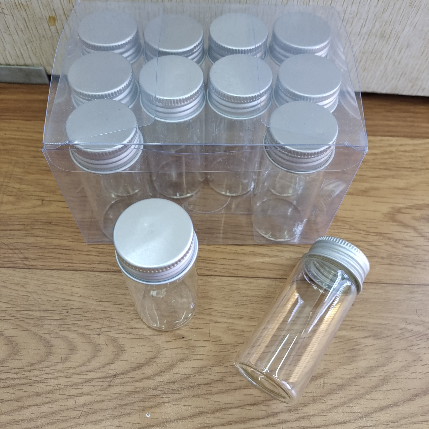 鑫元工艺D区三楼7924王爱兰玻璃瓶30mm*100mm铝盖