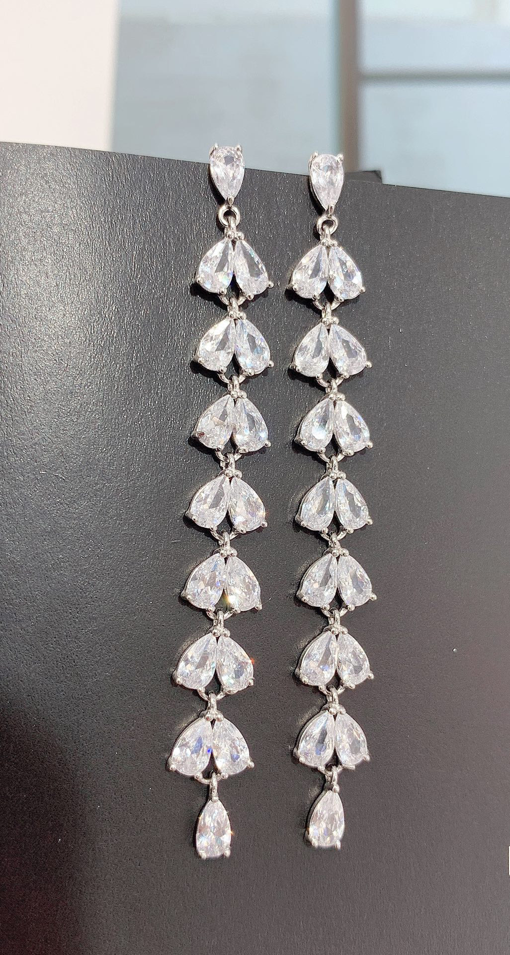 Luxurious and elegant combination earrings details Picture