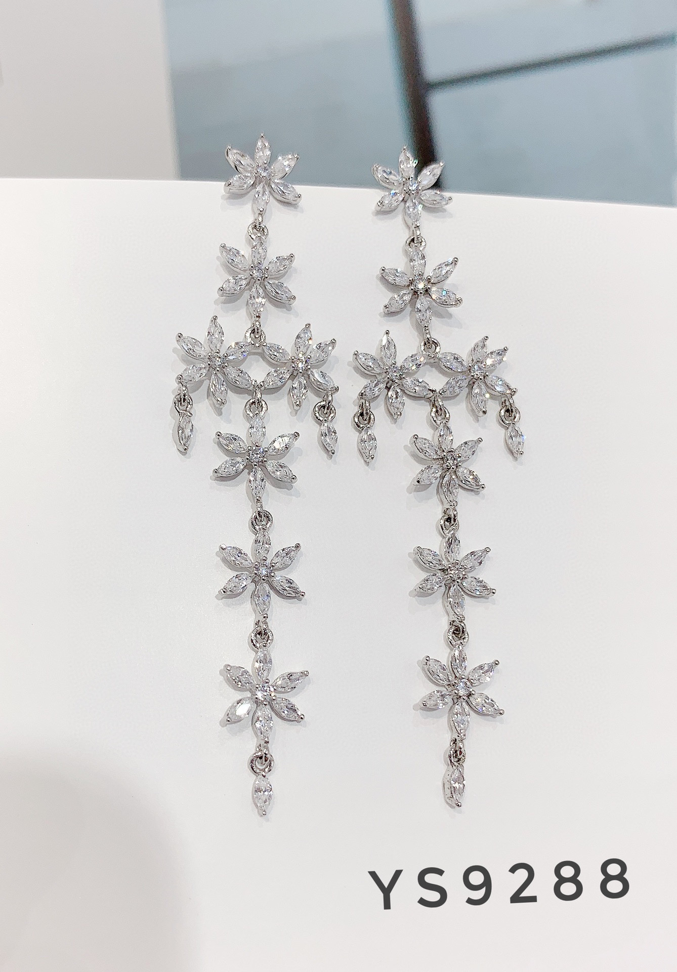 Luxurious and elegant combination earrings Application Scenario