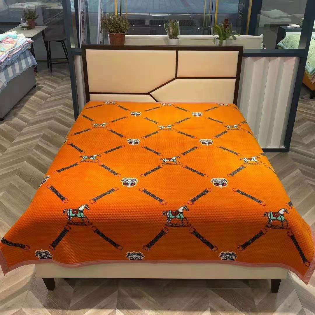 牛奶绒华夫格床盖2x2.3米，一条4斤左右，18个花色可挑，花色非常漂亮，有需要联系详情4