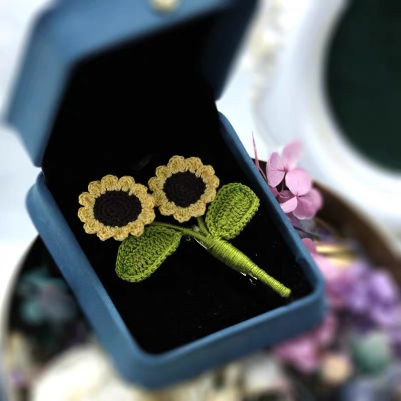 法式高级感优雅小众设计简约太阳花胸针。产品图