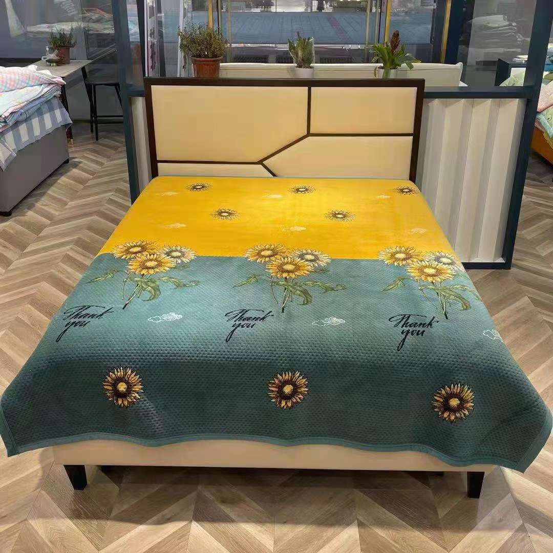 牛奶绒华夫格床盖2x2.3米，一条4斤左右，18个花色可挑，花色非常漂亮，有需要联系详情3