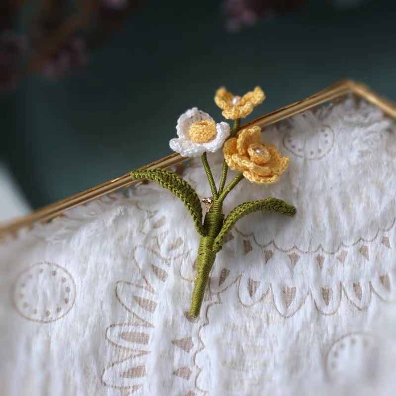 A hand-woven woolen floral brooch with the same style as a popular brand on the Internet Item Picture