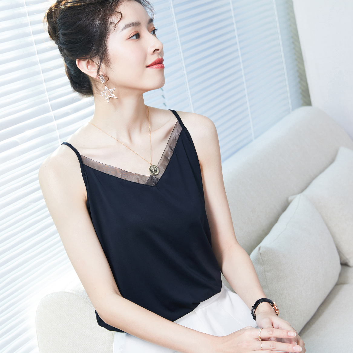 A lace halter top women's summer suit with a large-sized satin design and a unique outerwear, a French top. 6