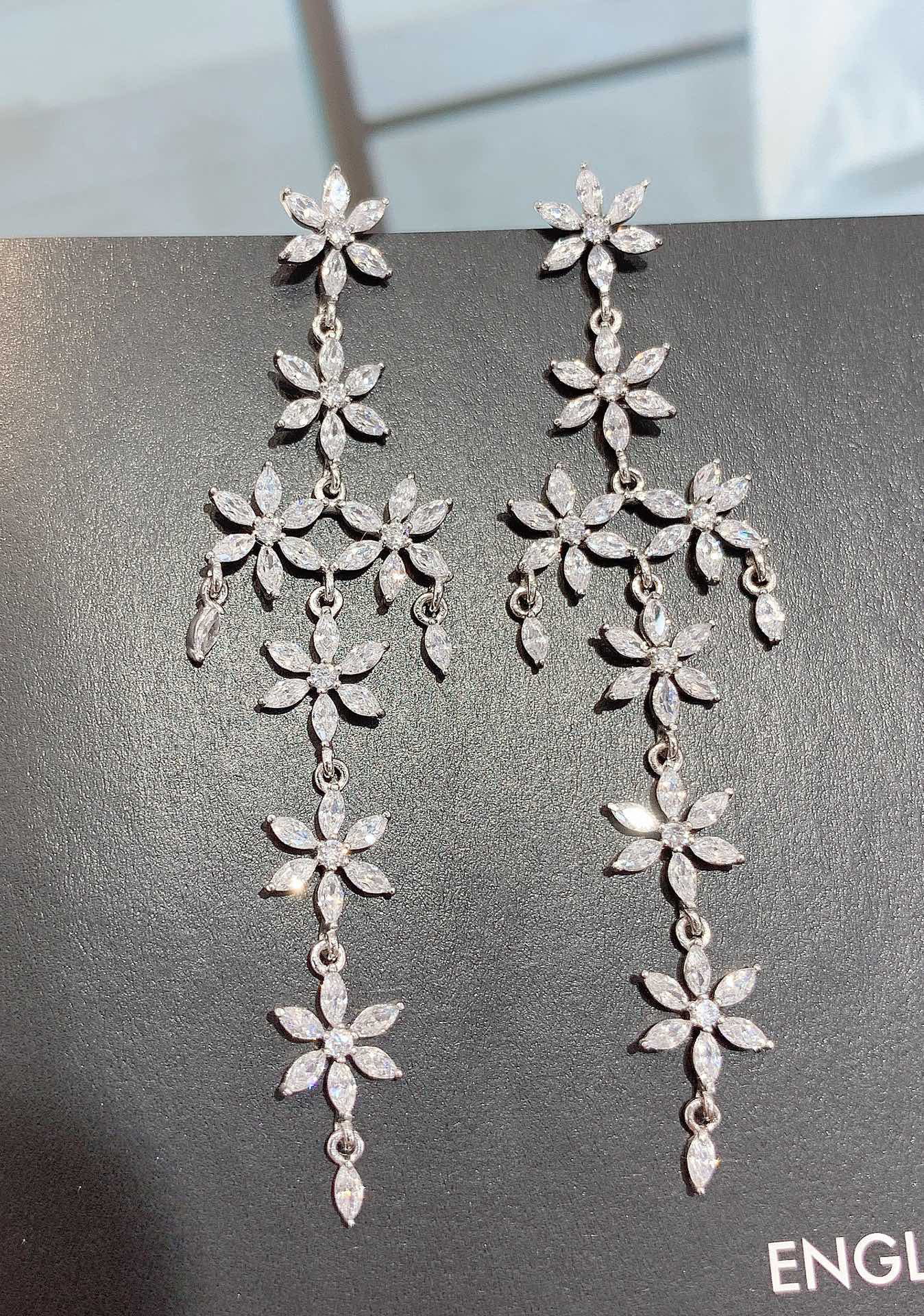 Luxurious and elegant combination earrings Item Picture
