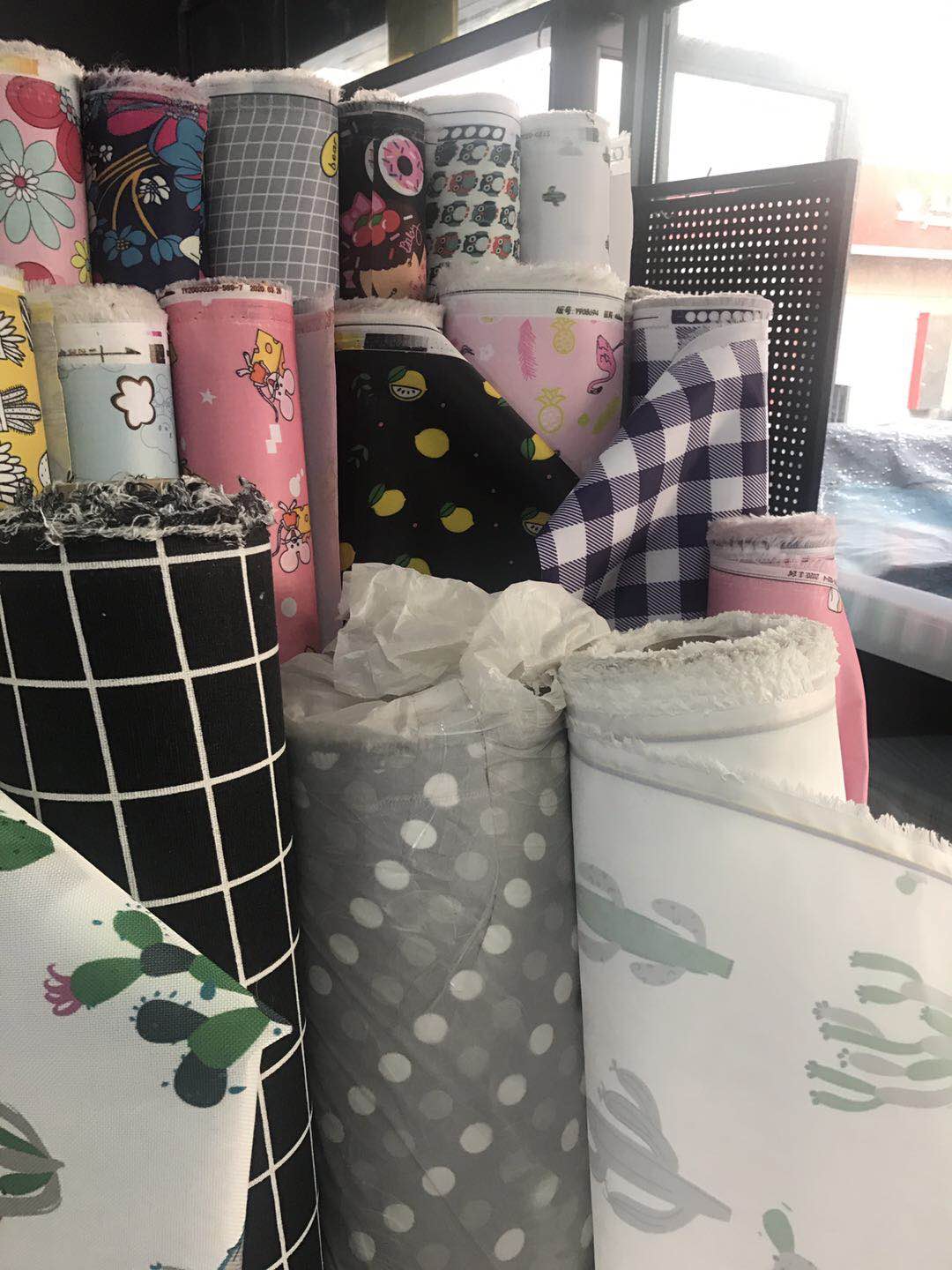 Factory direct sales, hot sales across the entire network, large quantities of Oxford printed fabric, eco-friendly children's tents, home makeup storage, travel luggage fabric lining details Picture