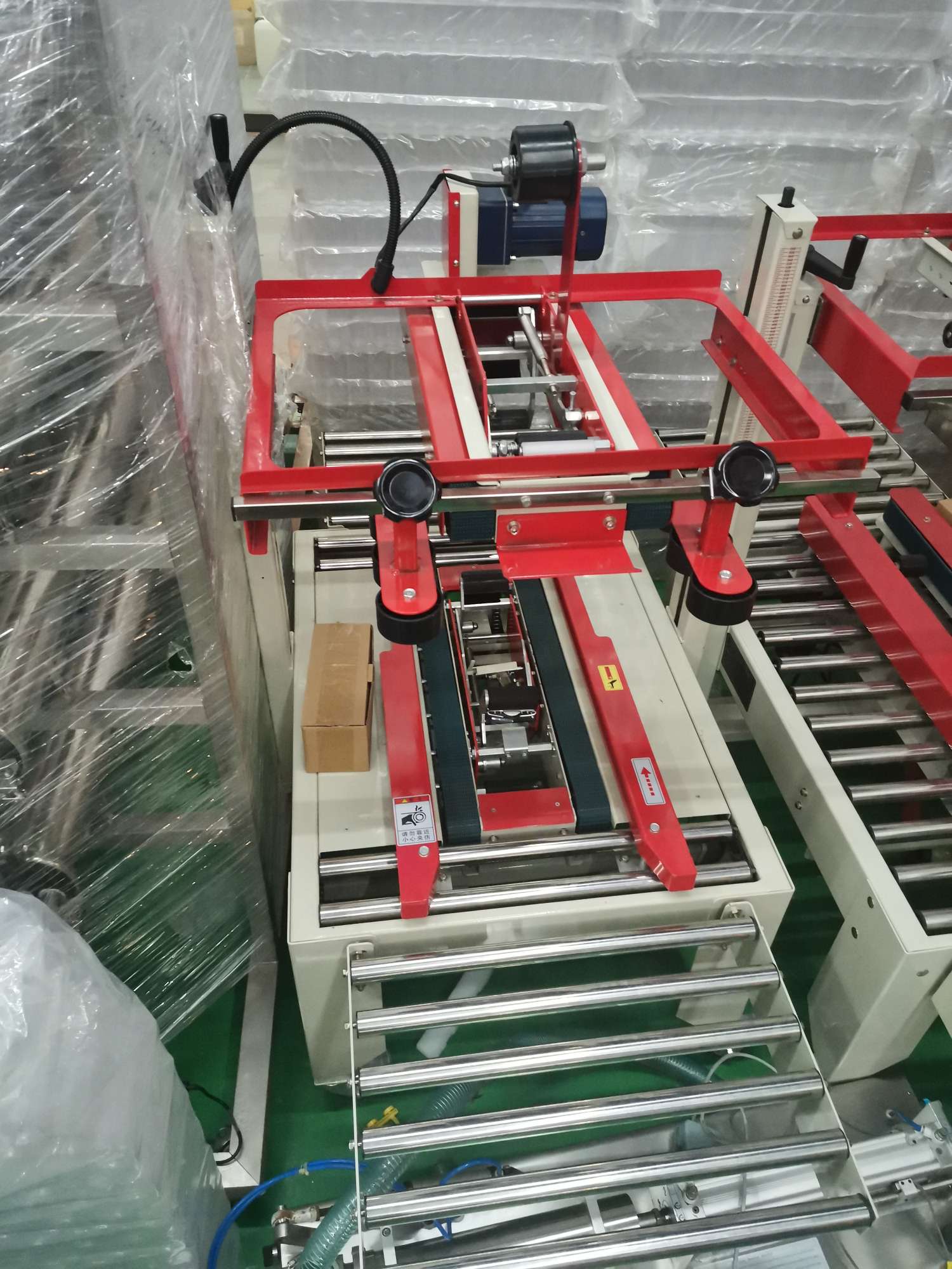 The upper and lower drive carton sealing machine packaging machinery, Hengkai Packaging Machinery, offers high-quality products at low prices and operates with integrity Item Picture