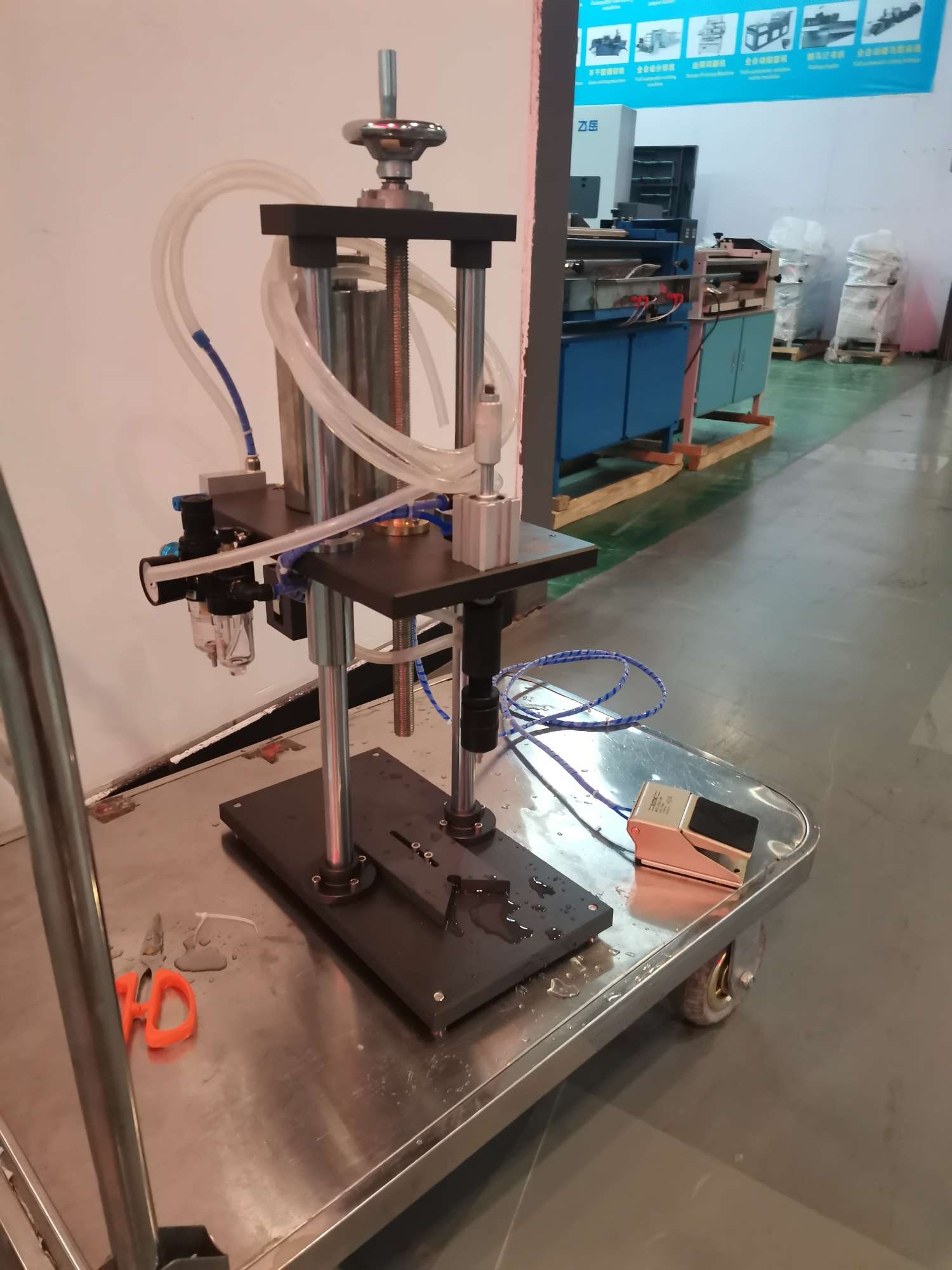 Hengkai Packaging Machinery's single-head pneumatic filling machine is of high quality, low price and operates with integrity detail image 4