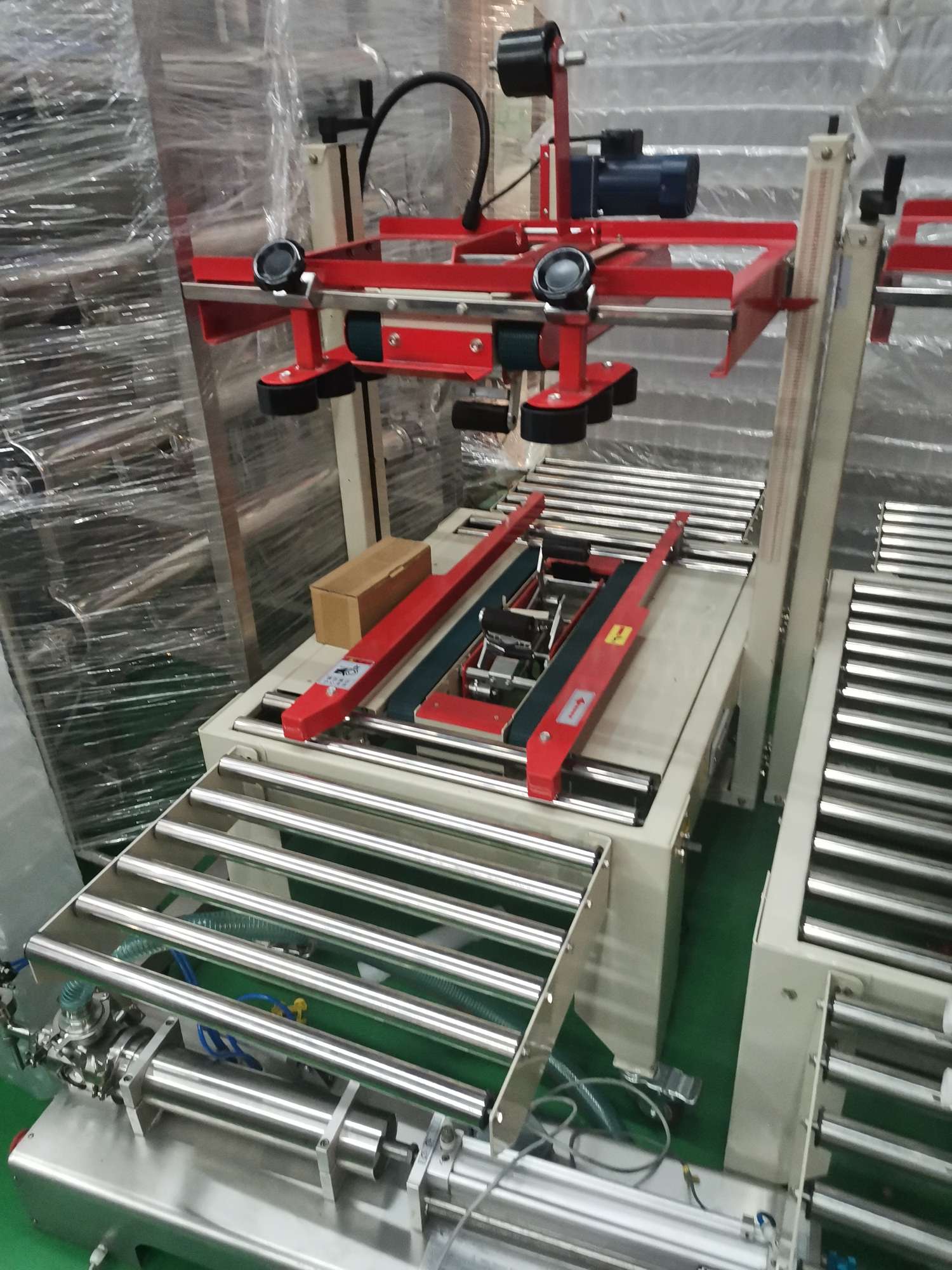 The upper and lower drive carton sealing machine packaging machinery, Hengkai Packaging Machinery, offers high-quality products at low prices and operates with integrity Specification image