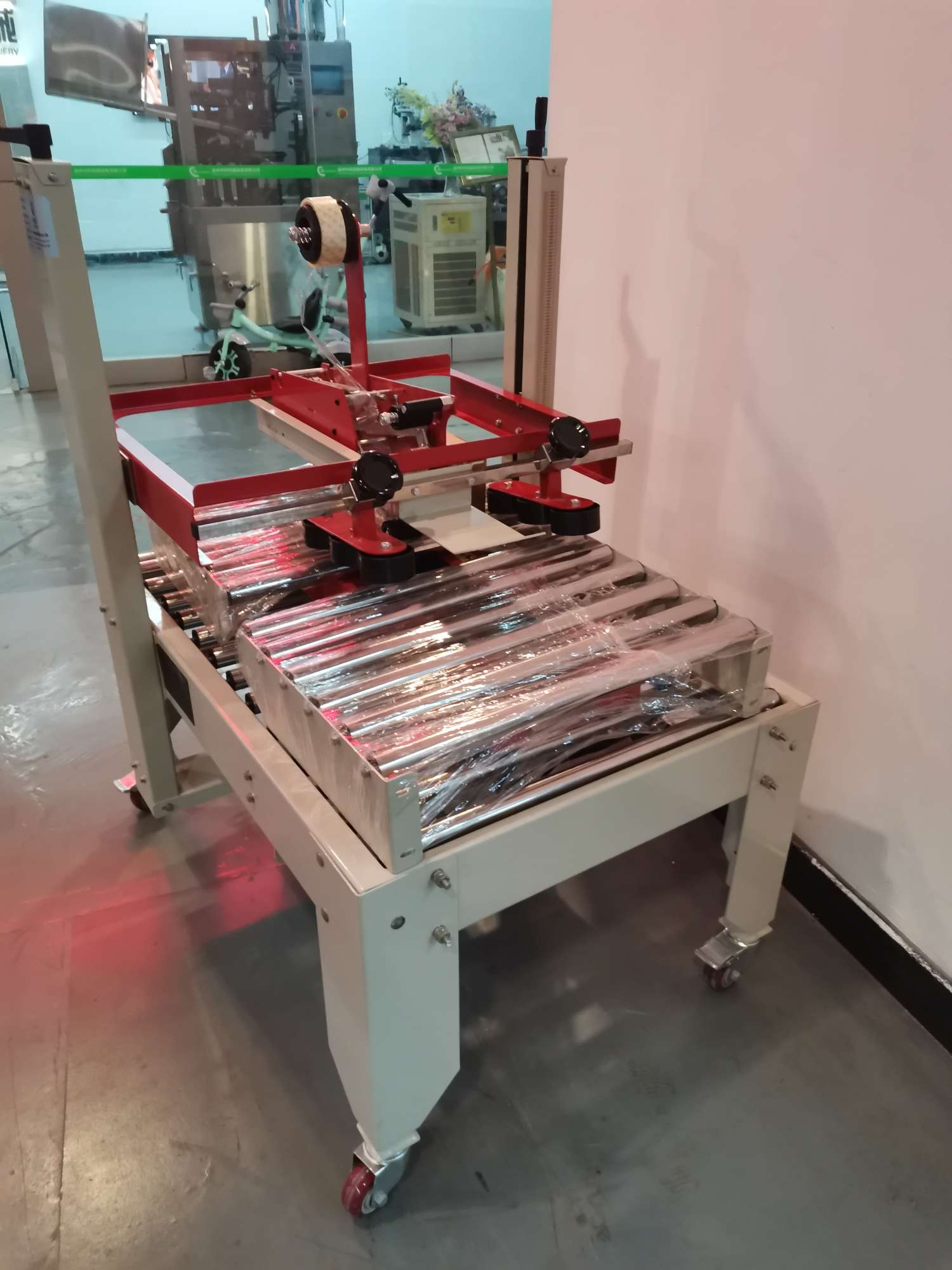 The 4030 drive box sealing machine from Hengkai Packaging Machinery is of high quality, low price and operates with integrity detail image 7