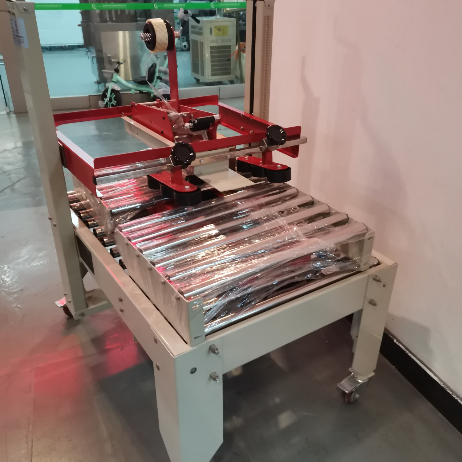 The 4030 drive box sealing machine from Hengkai Packaging Machinery is of high quality, low price and operates with integrity