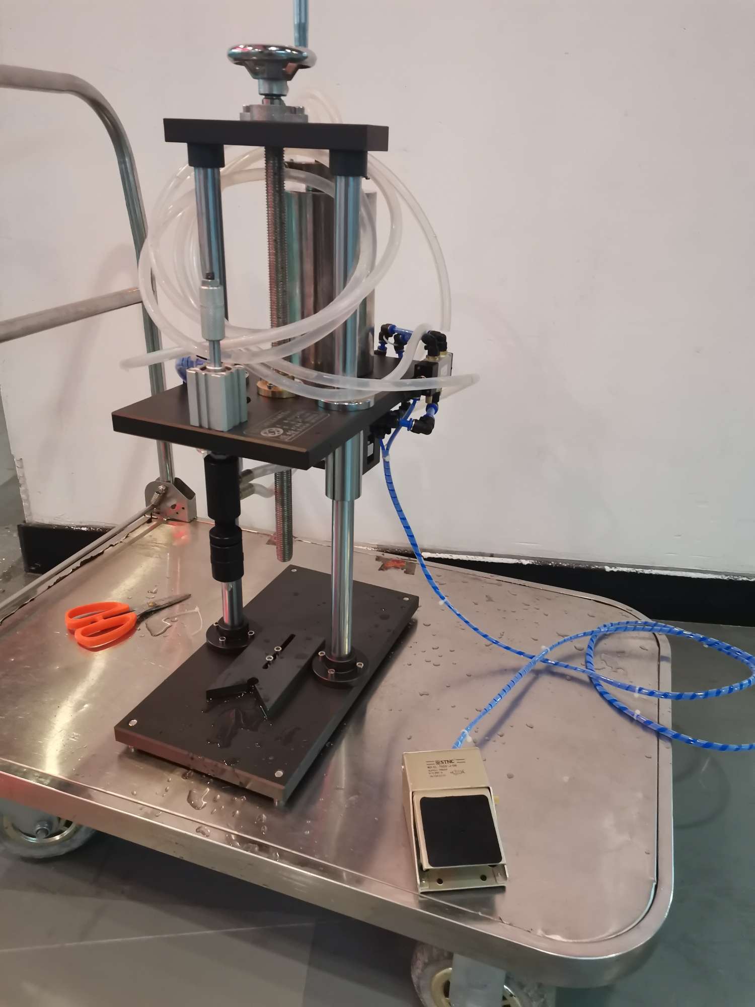 Hengkai Packaging Machinery's single-head pneumatic filling machine is of high quality, low price and operates with integrity detail image 1