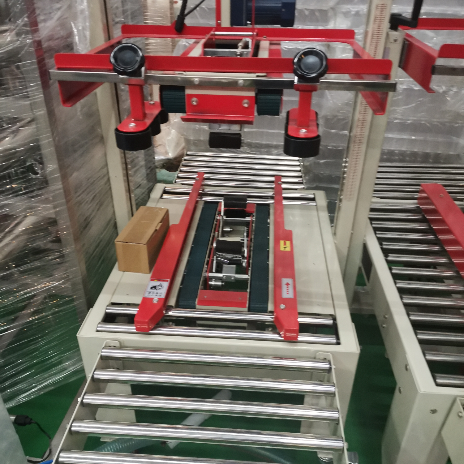 The upper and lower drive carton sealing machine packaging machinery, Hengkai Packaging Machinery, offers high-quality products at low prices and operates with integrity