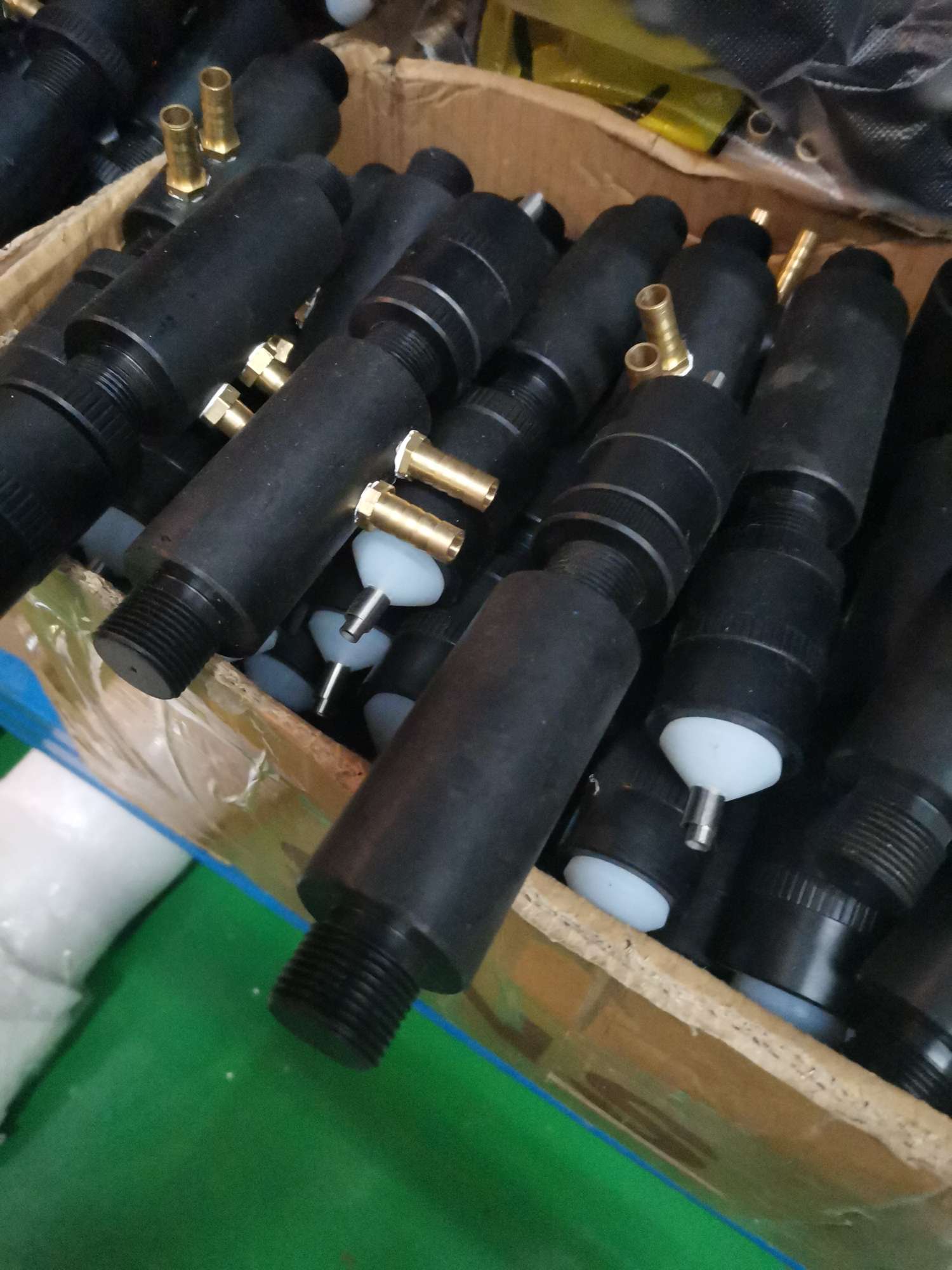新四头灌装机的罐装头详情3