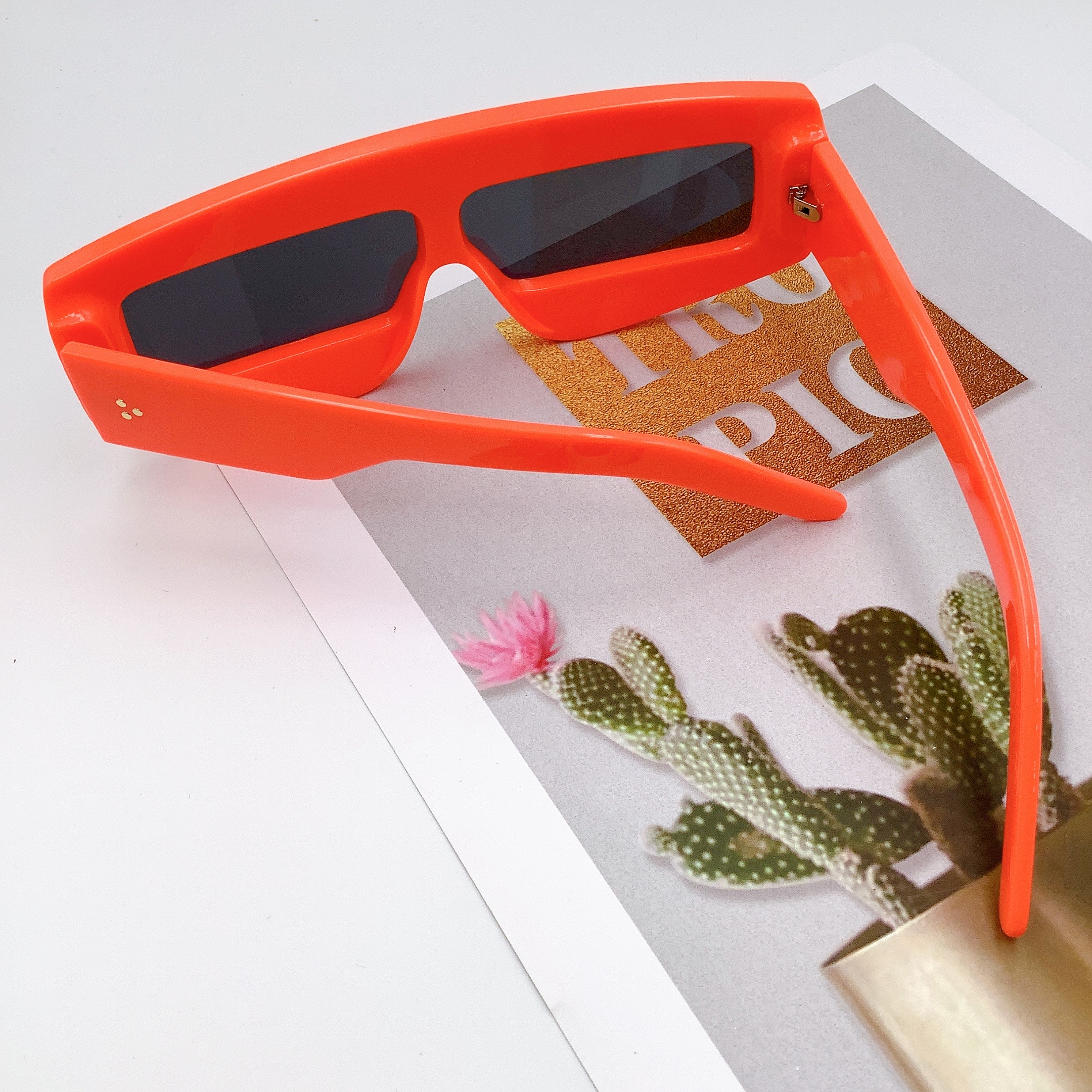 New adult cool sunglasses, fashionable European and American street style glasses LD2190 Application Scenario