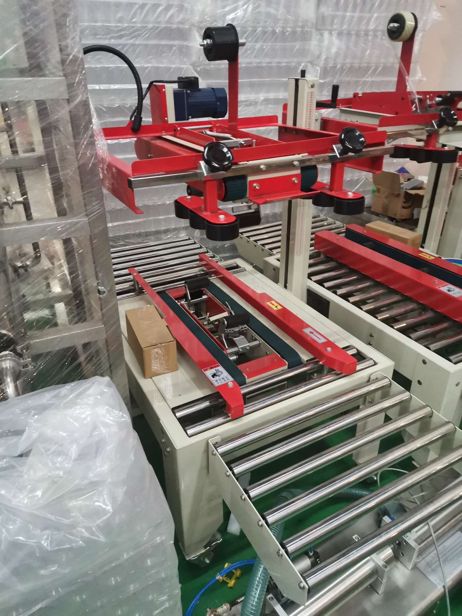 The upper and lower drive carton sealing machine packaging machinery, Hengkai Packaging Machinery, offers high-quality products at low prices and operates with integrity Application Scenario