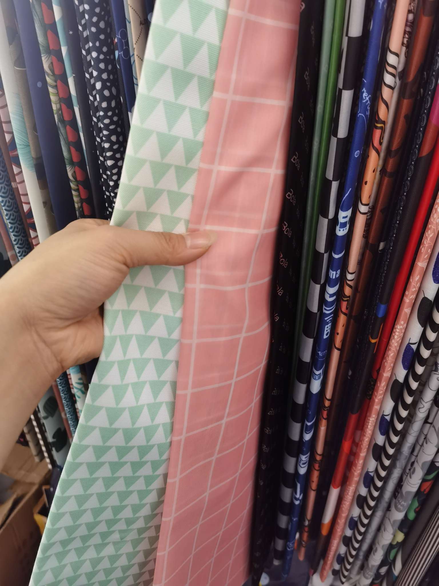 Factory direct sales, best-selling products across the entire network, printed Oxford fabric, eco-friendly coated children's tent fabric, home makeup storage fabric, travel luggage fabric details Picture