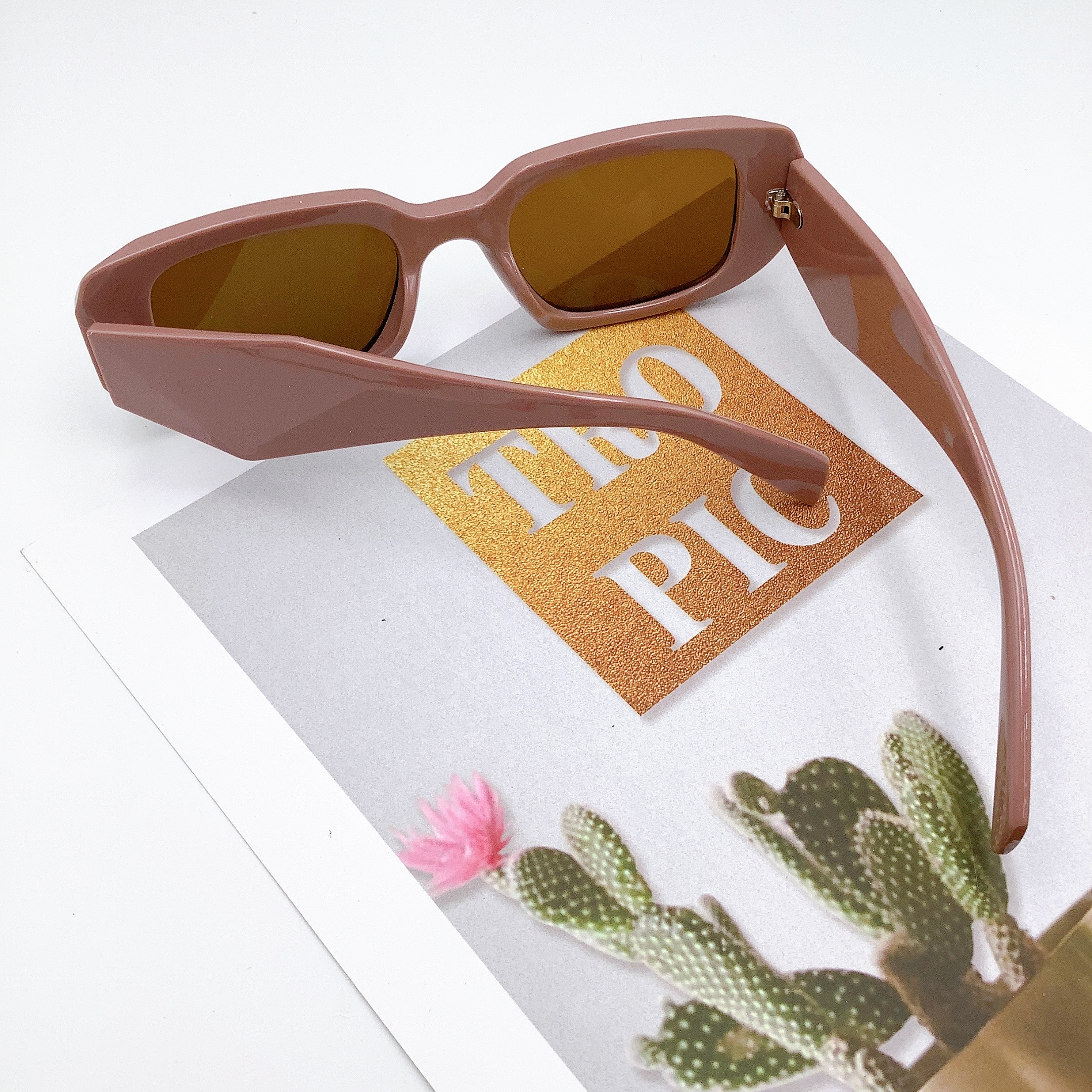 New adult fashion sunglasses, European and American retro trend glasses LD2186 Application Scenario