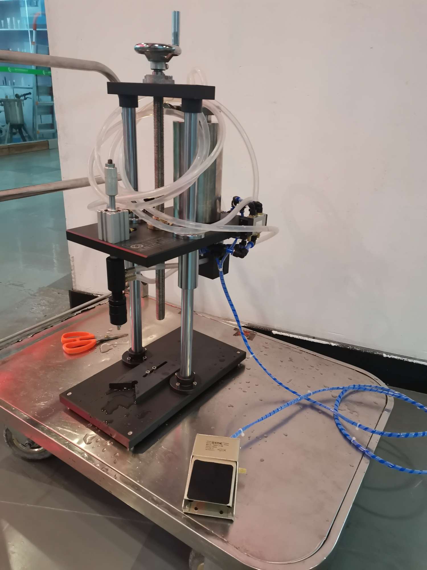 Hengkai Packaging Machinery's single-head pneumatic filling machine is of high quality, low price and operates with integrity detail image 2