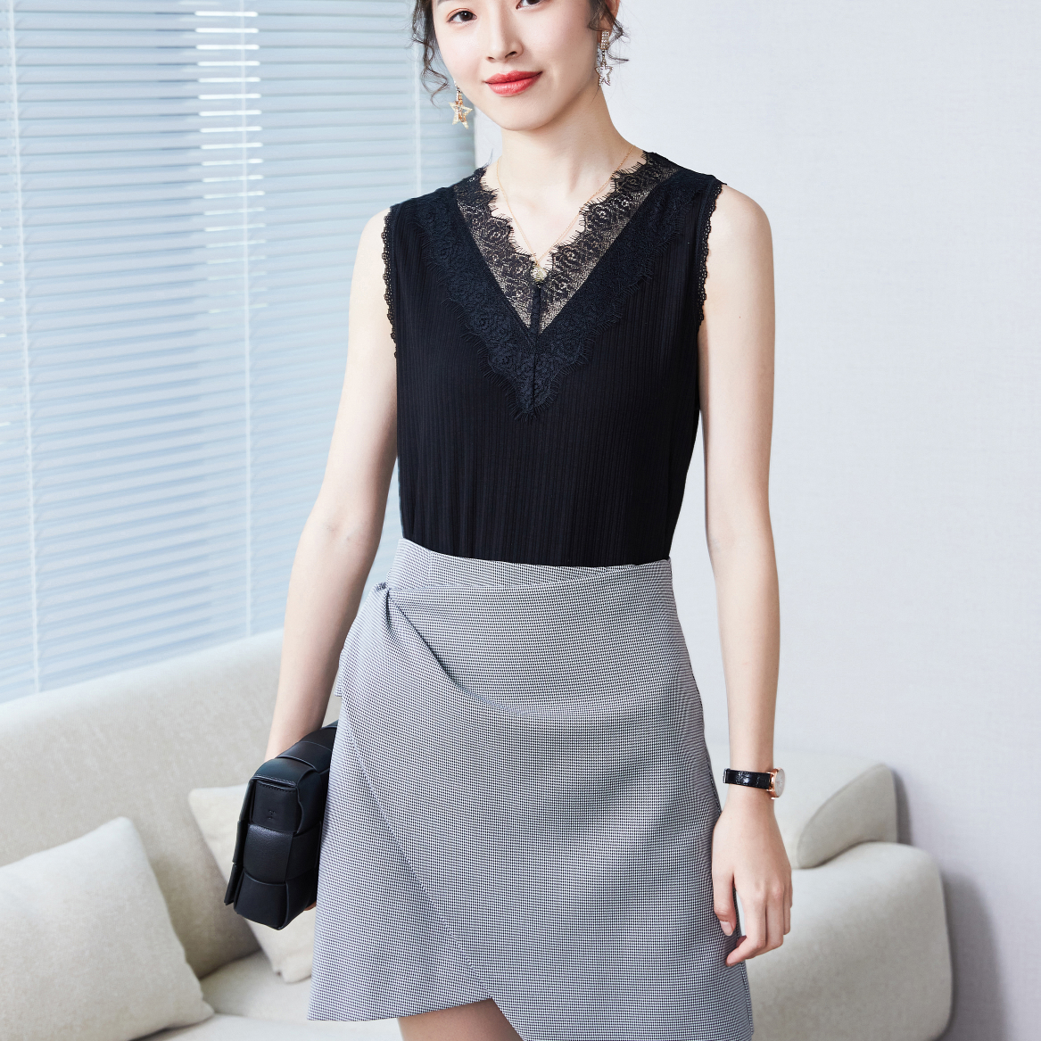 A lace halter vest women's summer suit with a large, satin-designed, niche base layer and a French top. 32