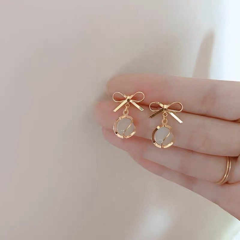 Bow crochet cat-eye while classic with small fresh fashion stud earrings
