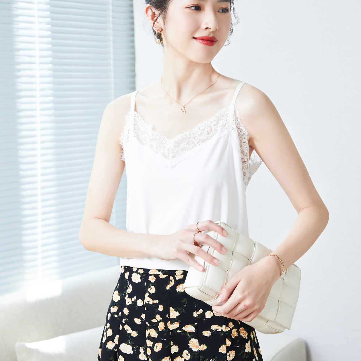 A lace halter vest women's summer suit with a large, satin-designed, niche base layer and a French top. 47