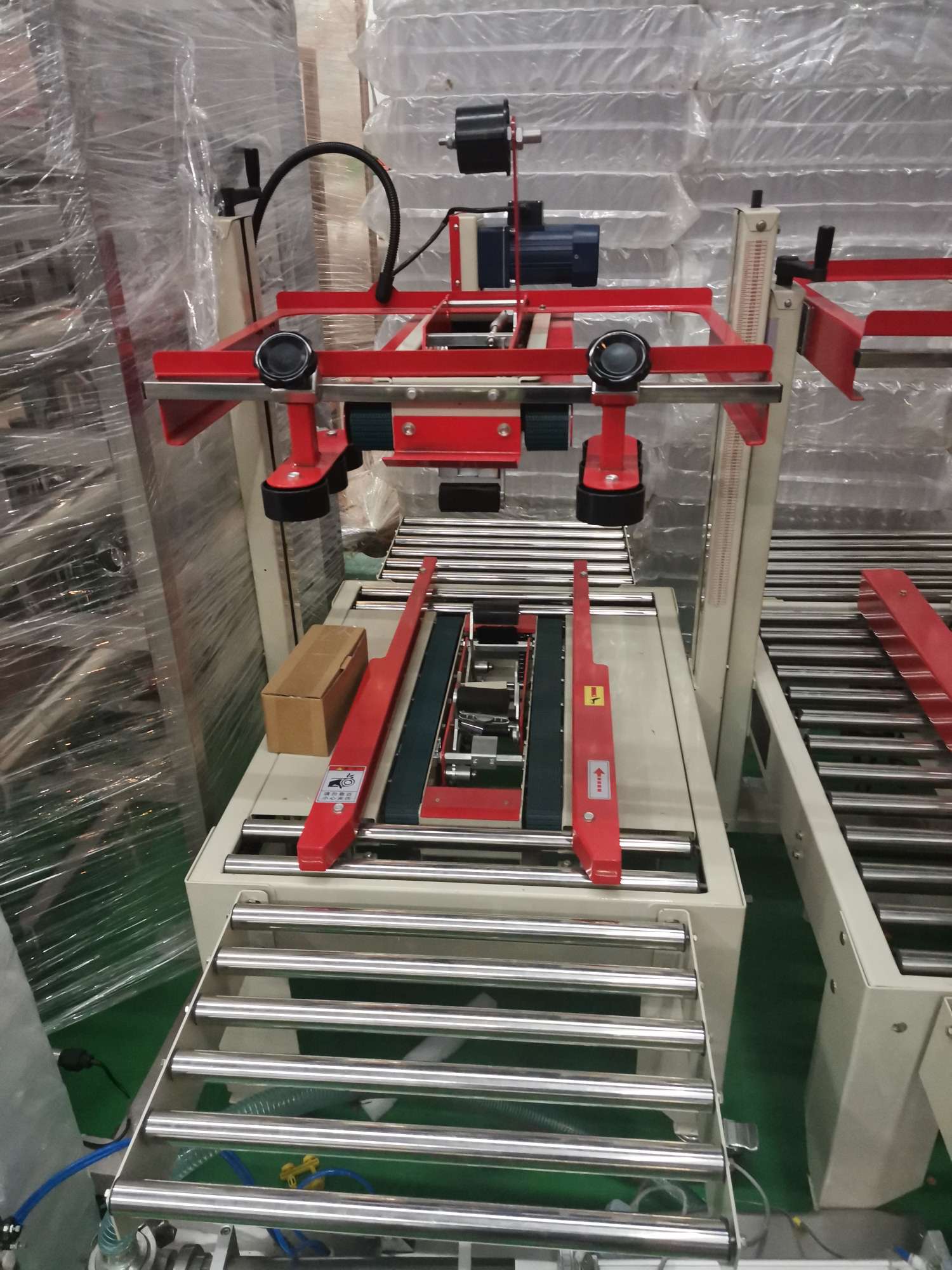 The upper and lower drive carton sealing machine packaging machinery, Hengkai Packaging Machinery, offers high-quality products at low prices and operates with integrity detail image 4