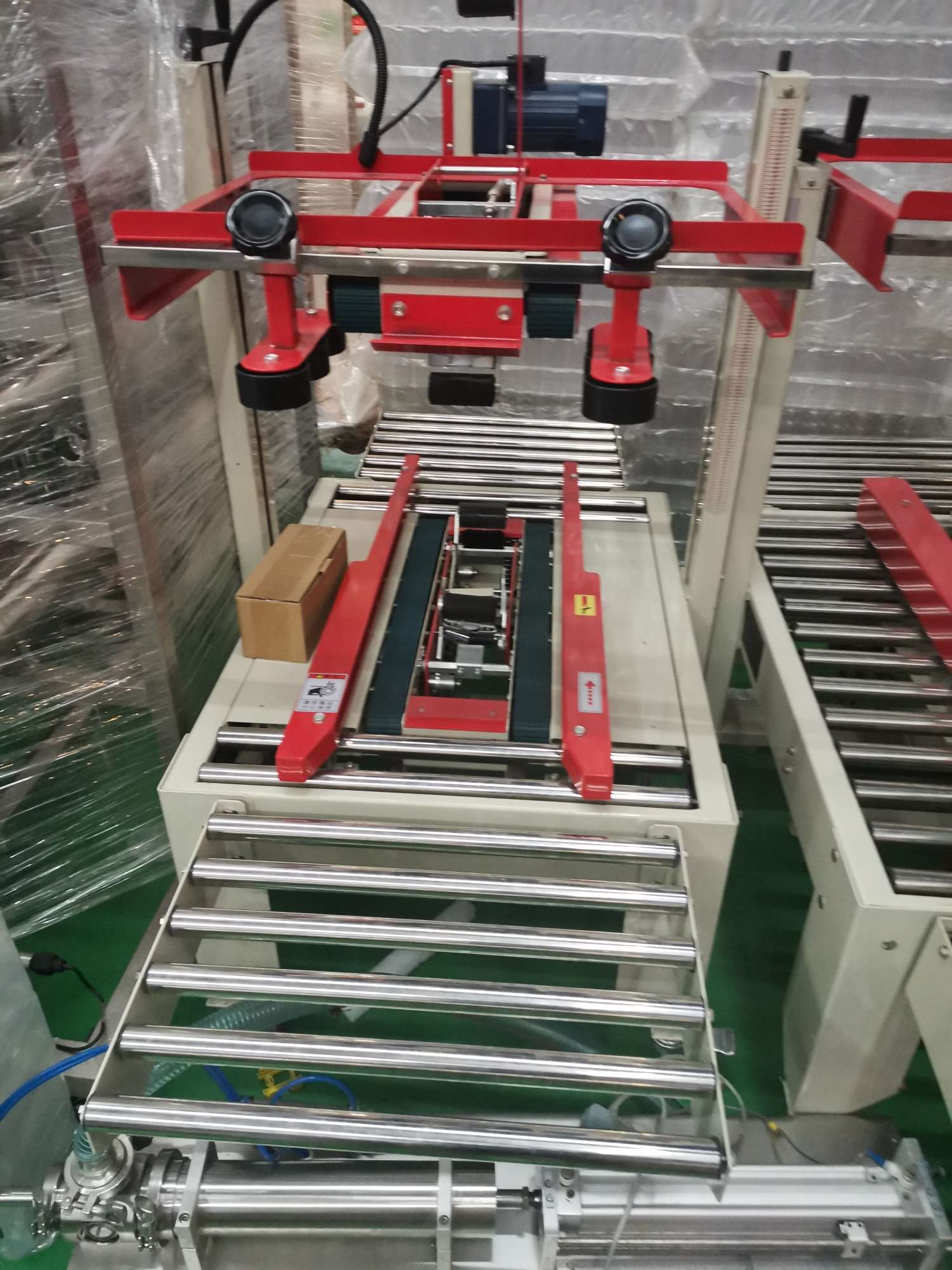 The upper and lower drive carton sealing machine packaging machinery, Hengkai Packaging Machinery, offers high-quality products at low prices and operates with integrity detail image 2