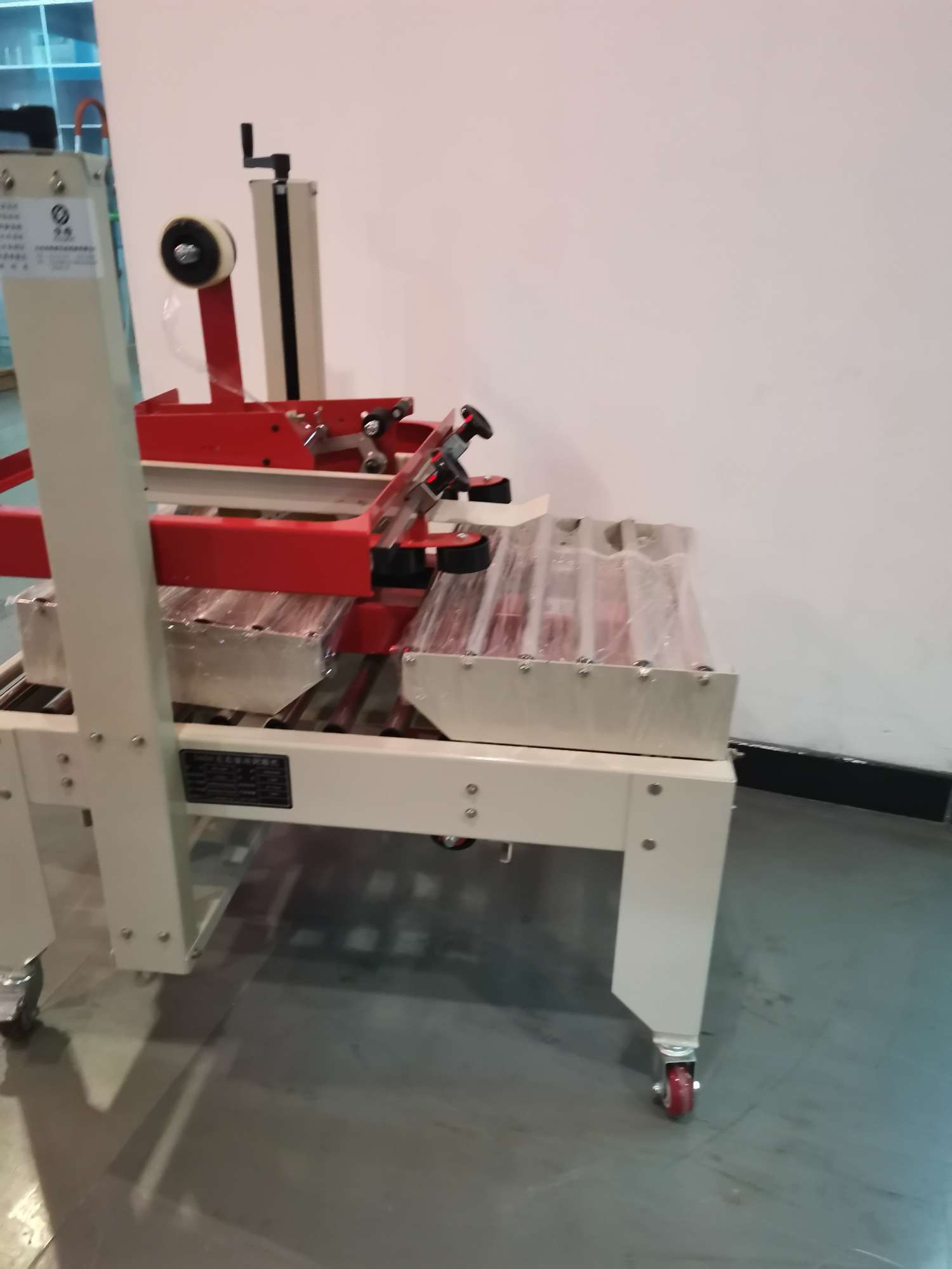 The 4030 drive box sealing machine from Hengkai Packaging Machinery is of high quality, low price and operates with integrity detail image 8