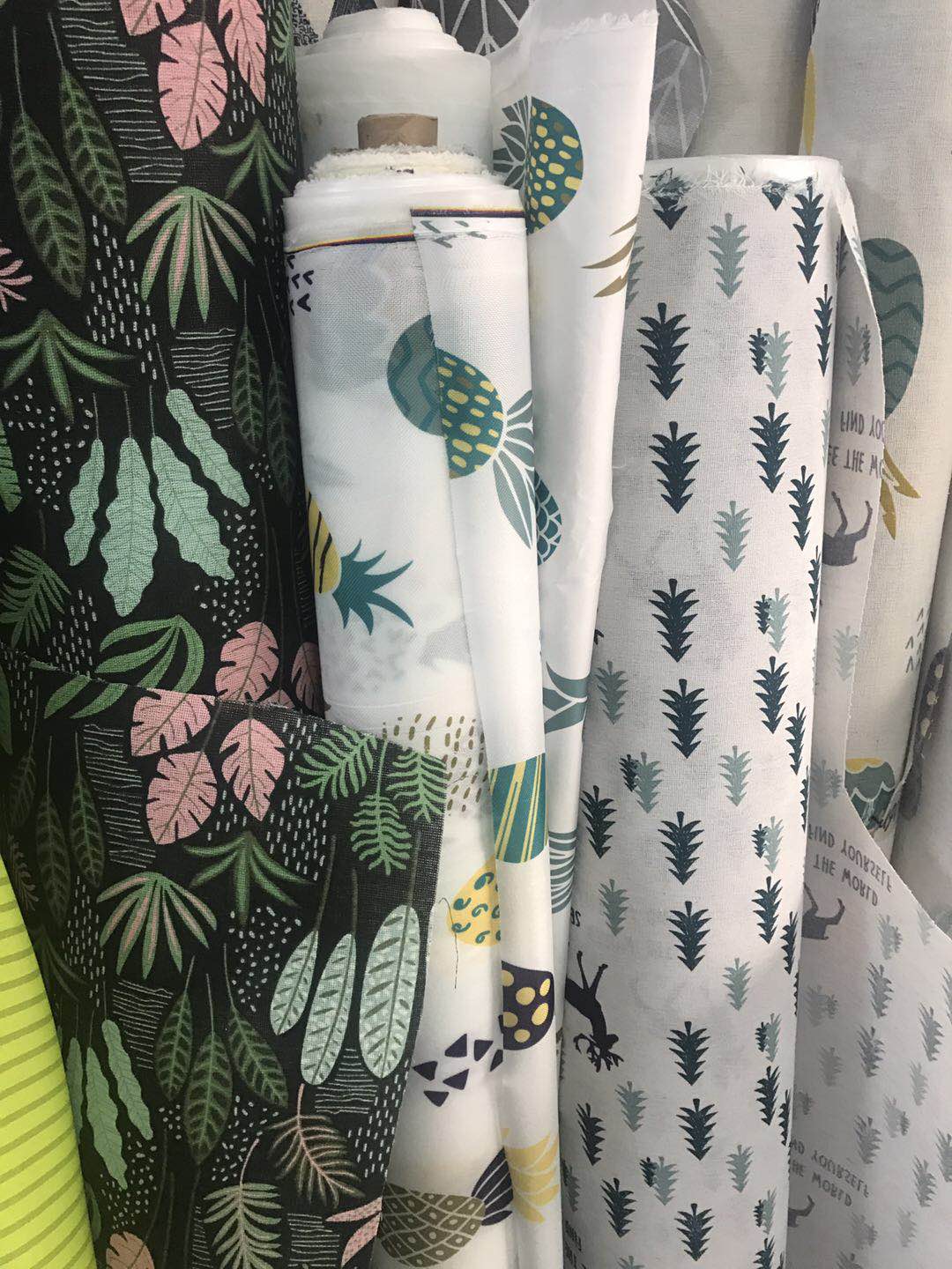 Factory direct sales, hot sales across the entire network, large quantities of Oxford printed fabric, eco-friendly children's tents, home makeup storage, travel luggage fabric lining Item Picture