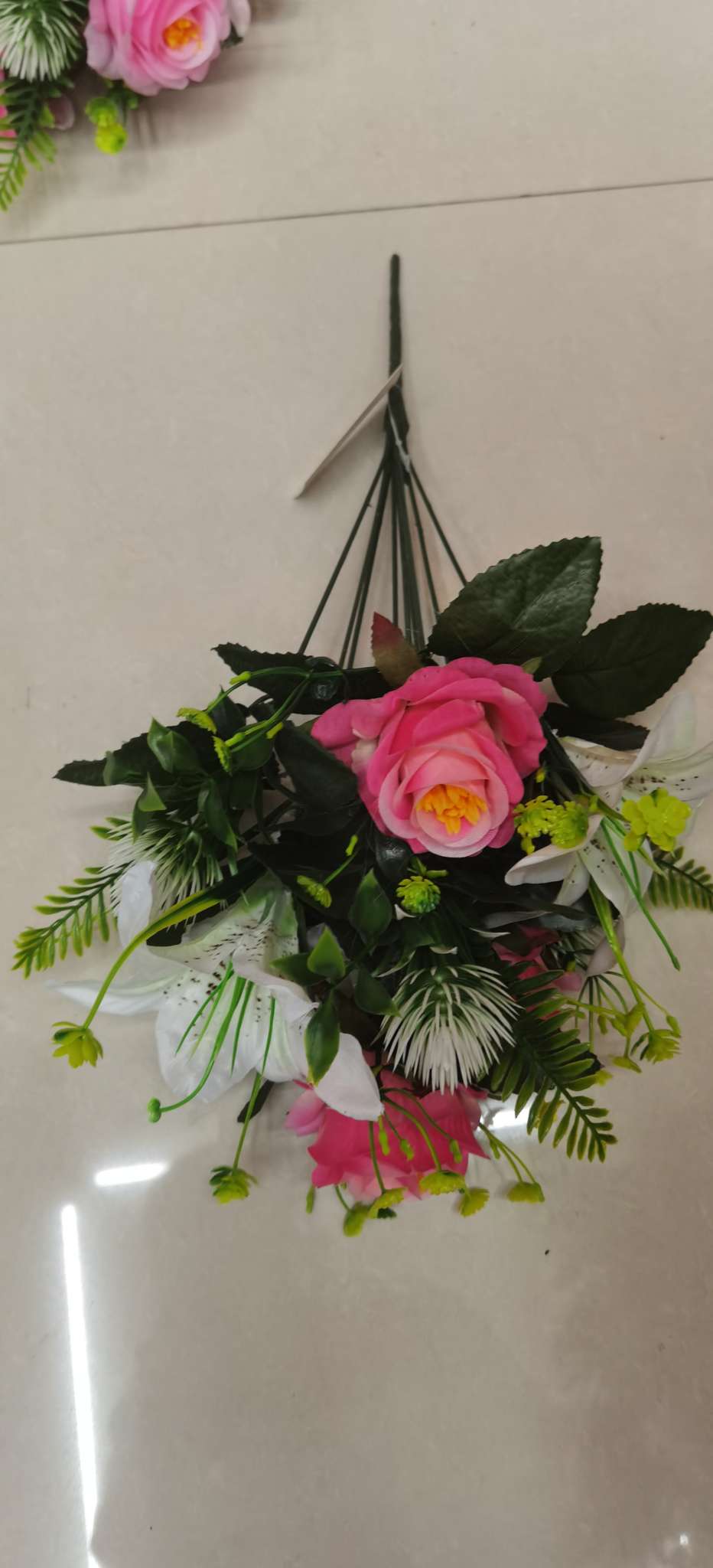 Nine welcoming roses details Picture