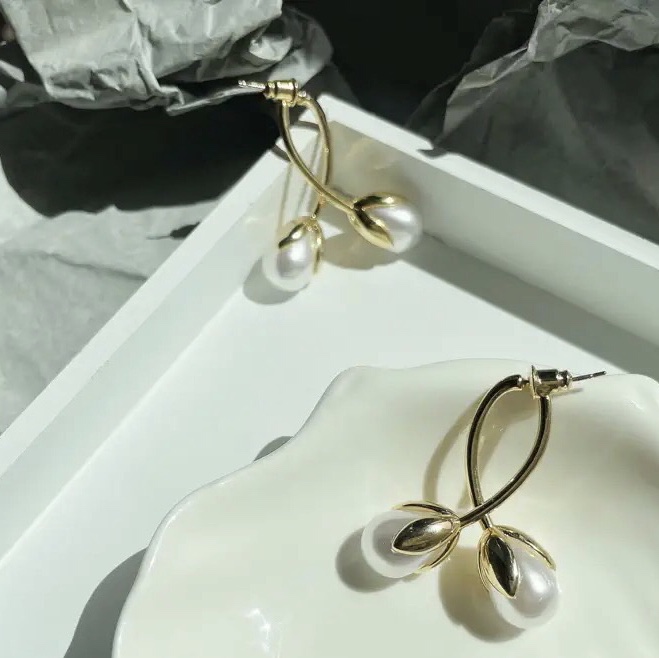 Vitality girl lovely pearl inlay niche design small fresh earrings.