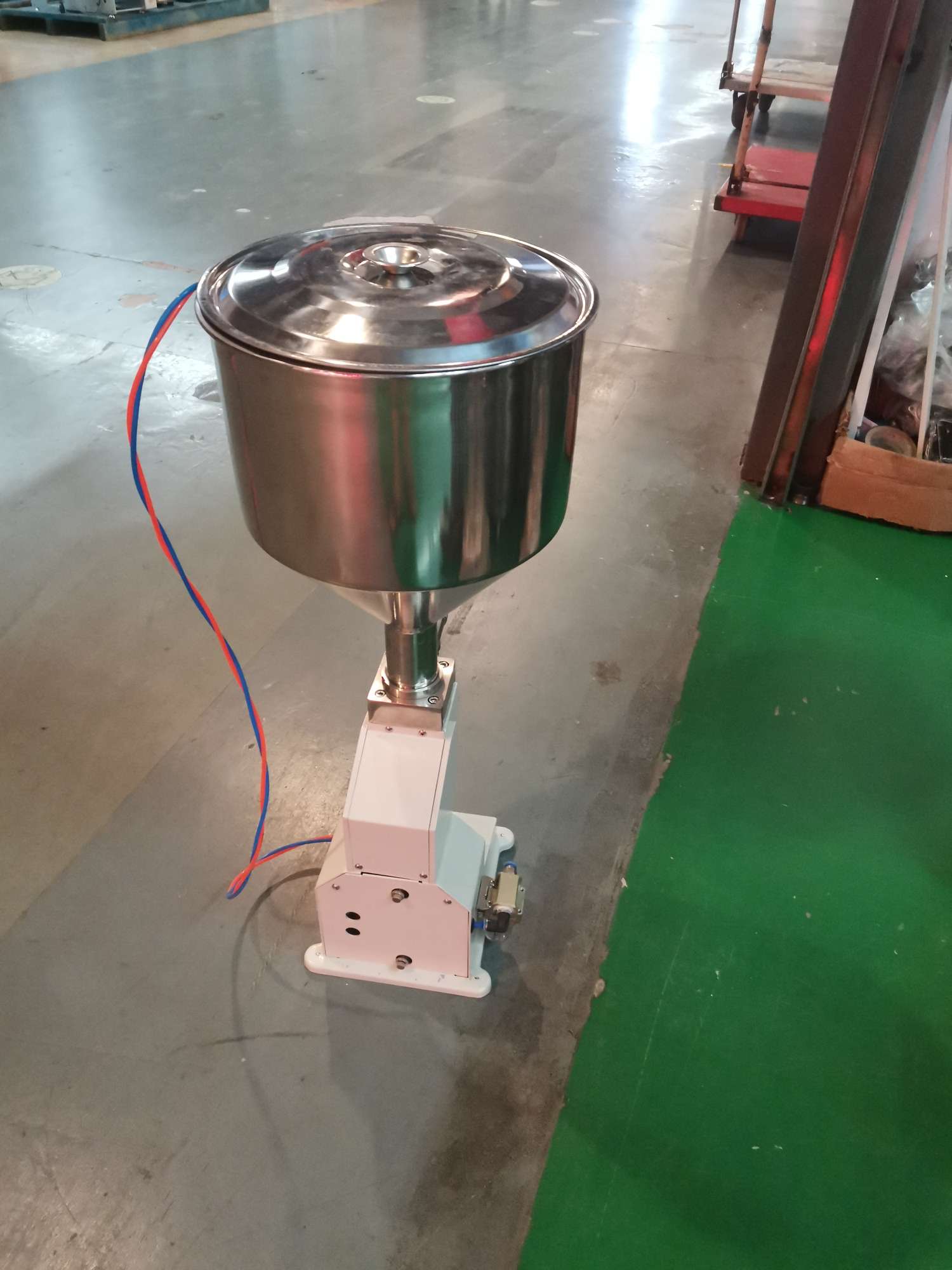 Hengkai Packaging Machinery's small pneumatic filling machines are of high quality and low price, and we operate with integrity detail image 2