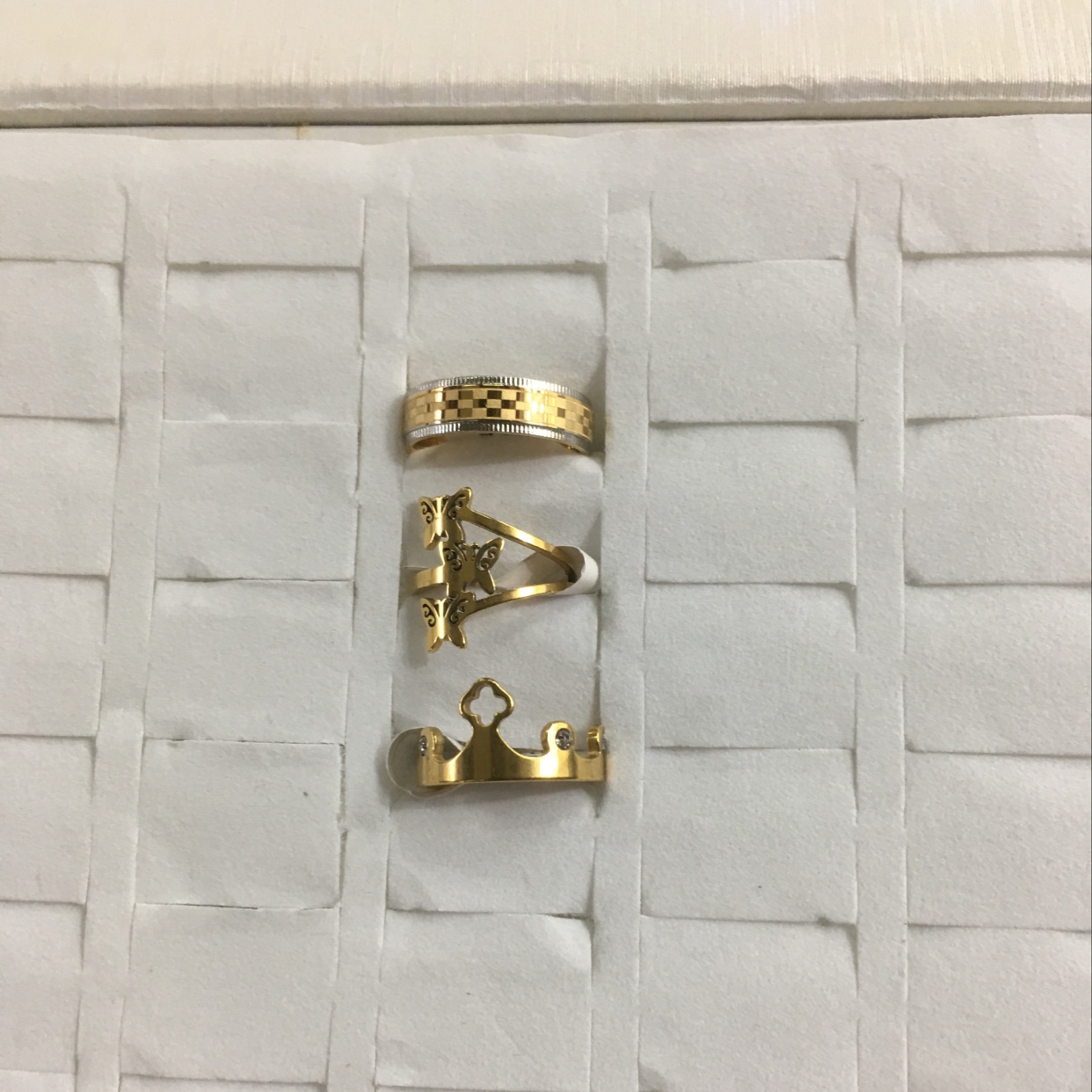 The golden hollowed-out design three-style combination design series is fashionable, trendy and casual