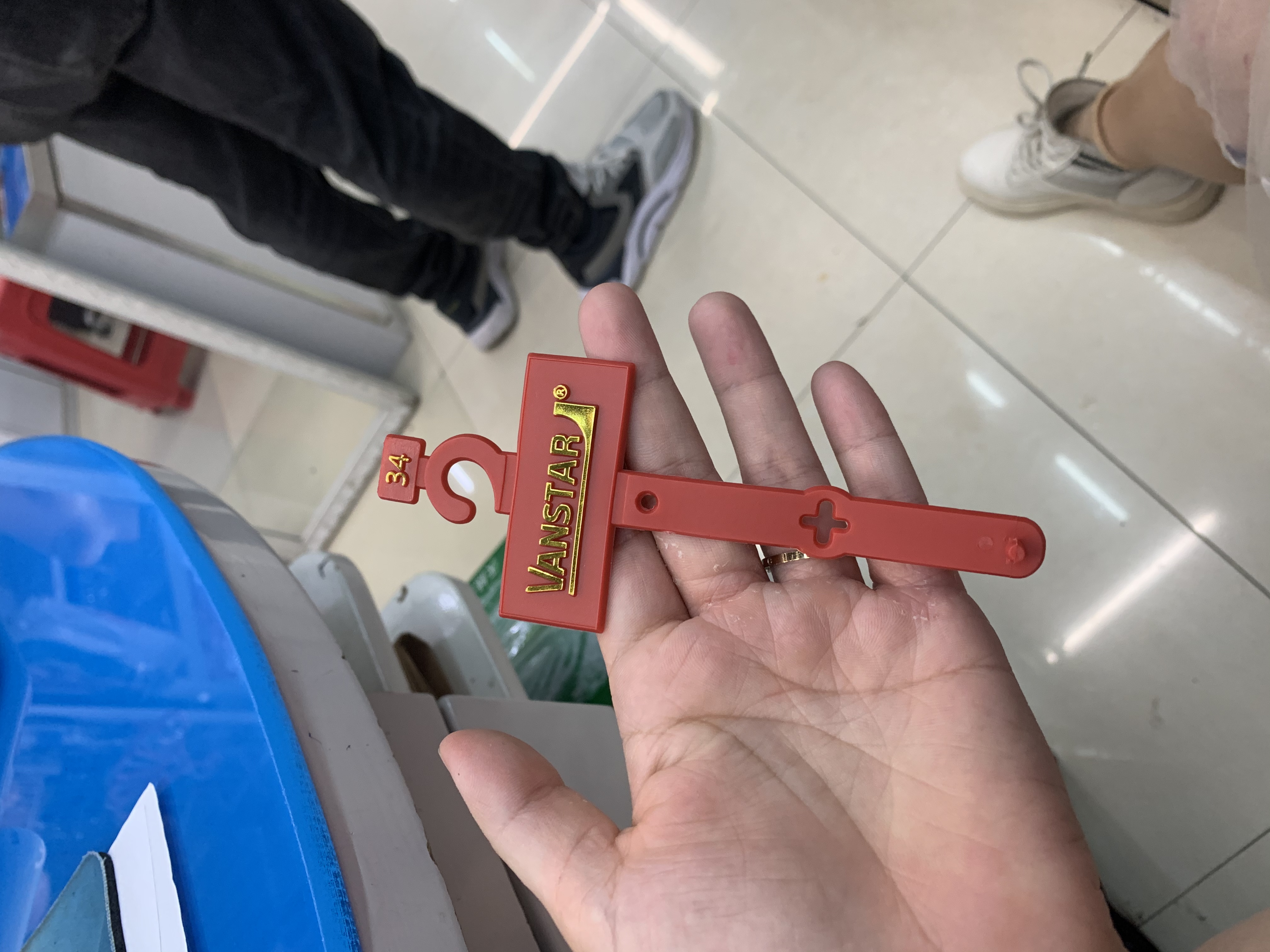 皮带钩 塑料挂钩皮带挂勾 皮带扣皮带挂衣架 超市勾皮带展示钩子产品图