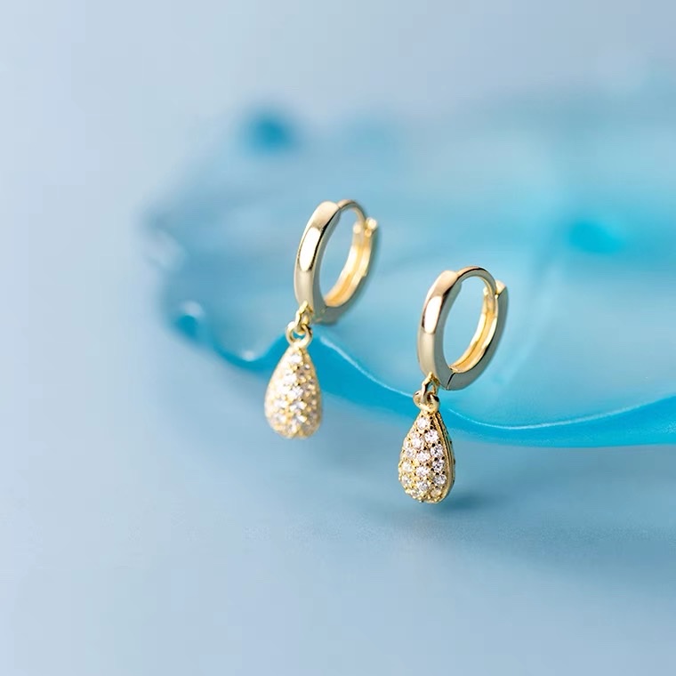 The ear buckles are adorned with water droplets and inlaid with small zirconium, featuring a retro and unique style. They are made of super flash zirconium, a versatile ethnic style with tassels and a variety of colors. The copper earrings are made of Yiwu zirconium details Picture