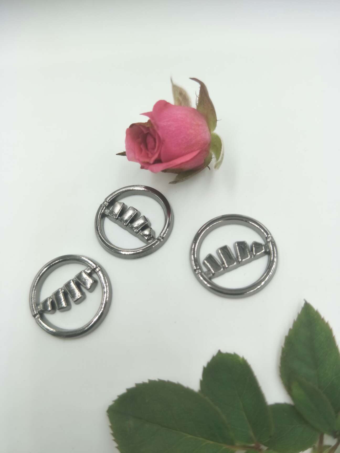 厂家直销合金小D扣 服装辅料 时尚创意标牌 装饰扣 爆款帽子配件掉坠 鞋服箱包头饰DIY配件 金属半圆详情图11