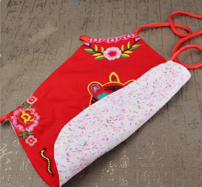 夏季宝宝刺绣肚兜，婴幼儿透气肚兜排汗棉布围兜儿，满月，百天，生日拍照白底实物图