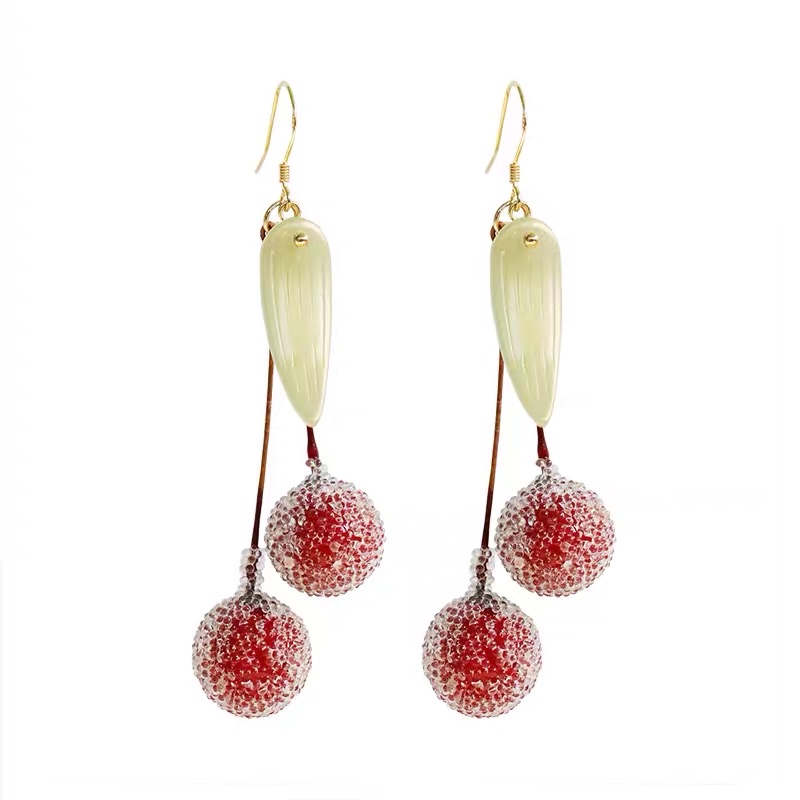 Original frost and ice coat, bayberry pulp flower simulation, fashionable, sweet and girlish heart earrings Application Scenario