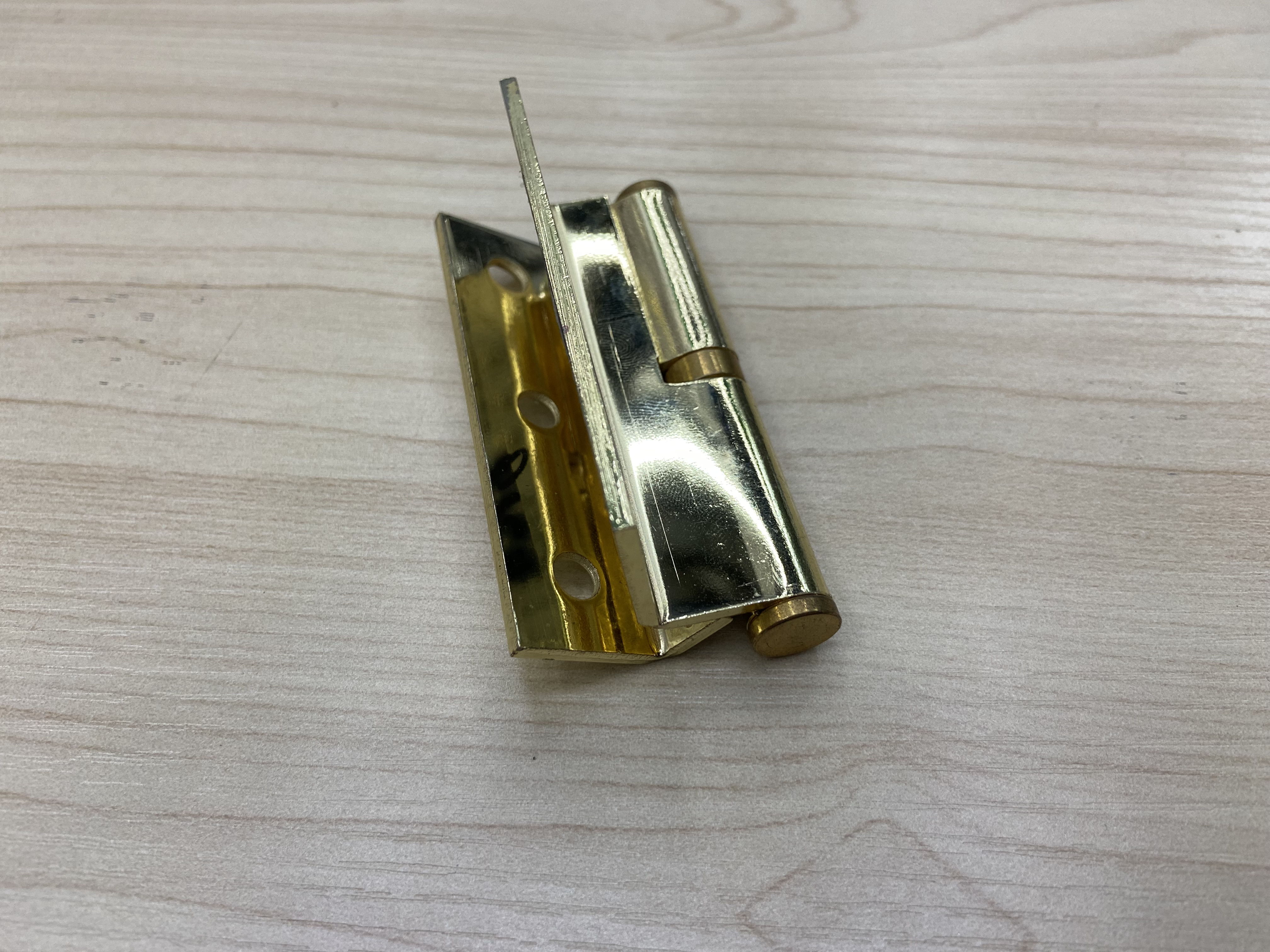 1519 3-inch bent detachable hinge 3*3*2.5mm*1BB imitation gold Application Scenario