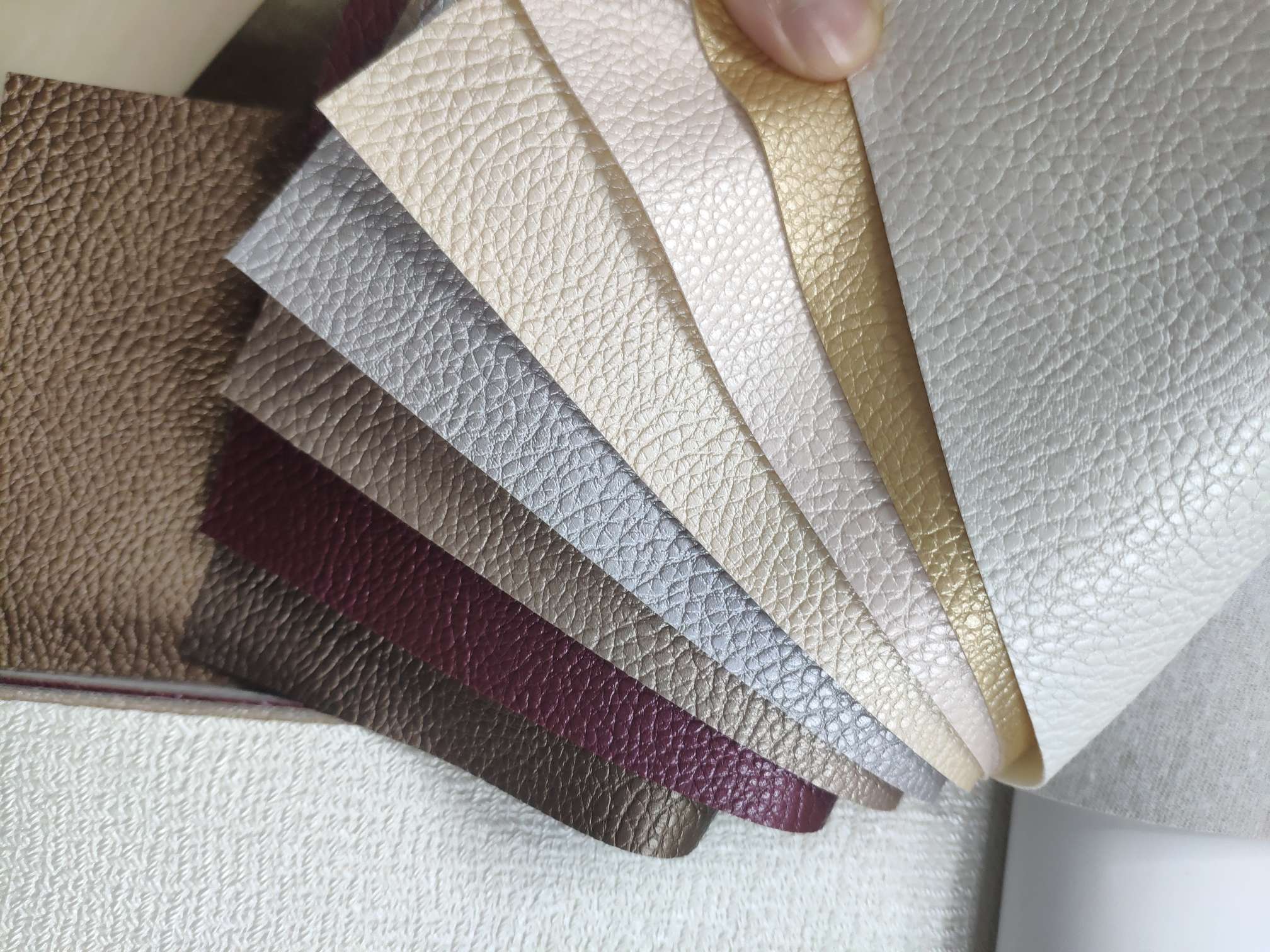 Cuero sintético envoltura suave envoltura dura piel removible decoración pared piel tejido en stock perla litchi patrón no. 1 detail image 1