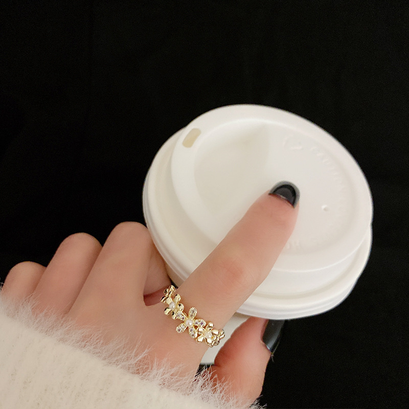 The 2021 new petal zircon ring for women, a light luxury and niche ins index finger ring with a cold style and a unique dance ring Application Scenario