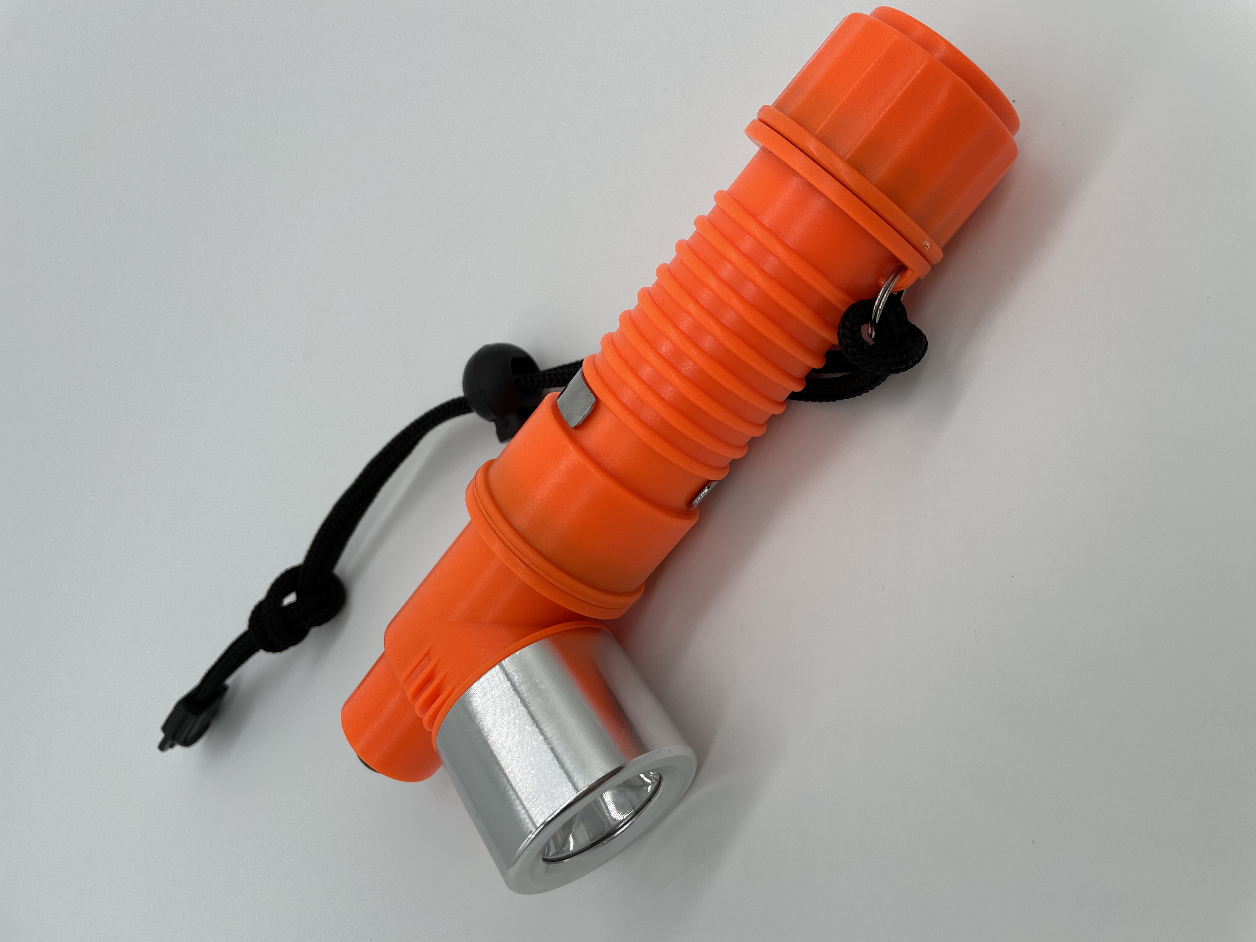 新款歪头潜水手电筒照明18650锂电池带笔扣带尾绳半铝半塑水下照明产品图